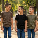 3 meninos usando camisa infantil básica preta,marrom e verde um sorrindo para o outro