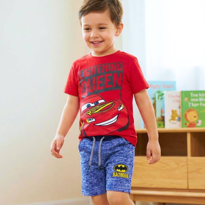 Close na estampa do personagem Relâmpago McQueen em camiseta vermelha infantil.