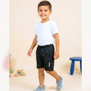 Bermuda preta infantil com detalhe de listra lateral branca e bolsos funcionais.