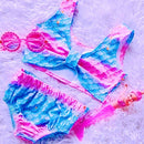 Conjunto de moda praia infantil, top e calcinha, organizados para foto de produto com etiquetas visíveis.