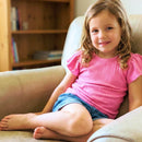 Acabamento do tecido de blusa infantil: malha elástica e confortável em tom rosa forte.