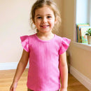 Frente de blusa infantil cor rosa pink de malha canelada com mangas curtas de babado.