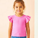 Close na textura do tecido canelado trabalhado na cor rosa pink, mostrando os relevos da malha