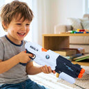 Diversão em casa: menino brincando de batalha espacial com lançador de brinquedo.