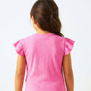 Blusa básica infantil rosa vibrante estendida em fundo branco, mostrando a gola redonda