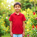 Criança feliz ao ar livre usando camisa gola polo cor vermelho vivo