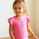 Moda menina confortável: camiseta de malha trabalhada rosa para o dia a dia.