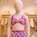 Top de biquíni estilo faixinha com alças regata e um laço decorativo na frente