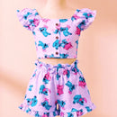 Peça de vestuário infantil com estampa de bichinhos fofos.