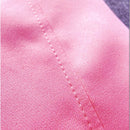 Peça de moda infantil com detalhes de botões amadeirados e cinto de tecido.