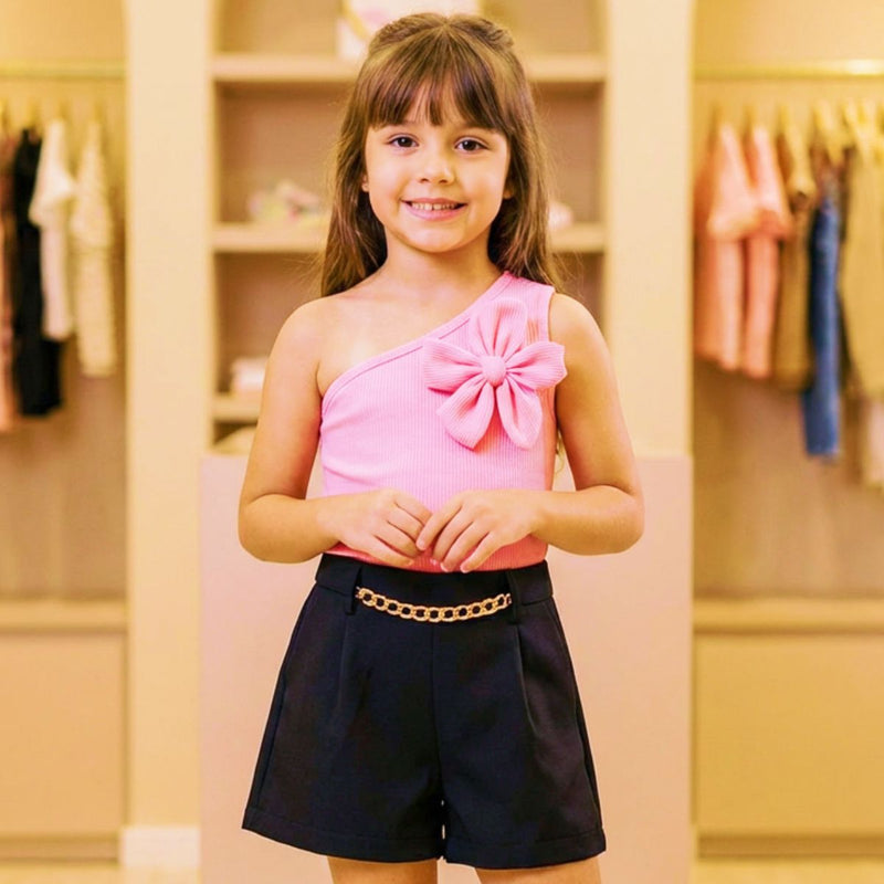 menina usando conjunto infantil regata manga mula e short infantil de linho 