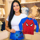 Manequim infantil vestindo conjunto de praia manga longa tema tubarão amarelo e azul listrado