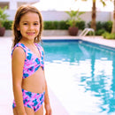 "Conjunto de praia para menina composto por top cropped com nó frontal e calcinha de biquíni.