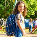 Criança com mochila nas costas, usando para entrar na sala de aula