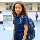 Criança com mochila escolar em caminho educacional, jovem estudante caminhando em área interna,estudante casual em ambiente educacional
