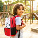 Criança, usando mochila do dálmata, fora da escola