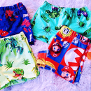 Modelo de cueca slip para menino com estampas coloridas rotativas.