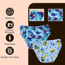 Detalhe de kits de cuecas infantis de algodão dobrados: verde, azul e amarelo