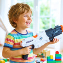 Menino loiro sorrindo segurando um lançador de brinquedo branco e preto estilo futurista.