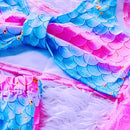 Top de biquíni estilo faixinha com alças regata e um laço decorativo na frente