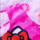 Traje de banho com fundo estampado de flores e objetos