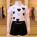 conjunto infantil blusa branca com detalhe escuro e short preto de linho