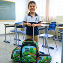 Volta às aulas: aluno feliz com sua nova mochila e lancheira de pixel art