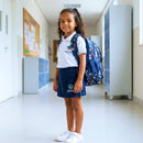 menina com a mochila do astronauta, na rede municipal 
