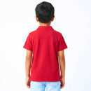 menino de costa usando camisa polo infantil na cor vermelha