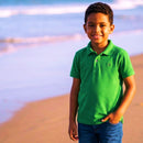Menino tirando foto com camisa polo infantil na cor verde