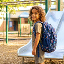 menino, saindo da escola com a mochila azul marinho.
