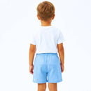 Menino usando bermuda de linho azul beb infantil