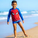 Menino usando kit verão 2026 na praia, usando Blusa UV proteção e Sunga infantil