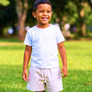 Menino usando bermuda bege no parque 