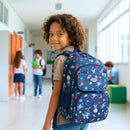 Menino, olhando para câmera, antes de entrar com a mochila do astronauta