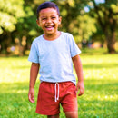 Menino usando bermuda e linho terracota com cadarço