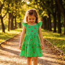 menina usando vestido infantil no jardim  na com cor verde