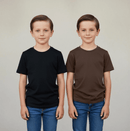 meninos usando camisa e preta e marrom com calça jeans