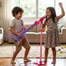 Dupla de crianças brincando de show de rock: menino com guitarra azul e menina com guitarra rosa