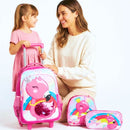 Criança feliz experimentando sua nova mochila escolar de flamingo enquanto a mãe a observa sorrindo