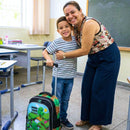 Criança feliz mostrando seu kit escolar completo com mochila, lancheira e estojo com desenho de blocos de pixel