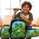 Detalhe da estampa Pixel Game Start na frente de uma mochila escolar infantil brilhante.