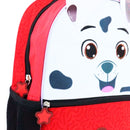 Menina, usando mochila do dálmata