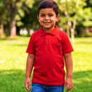 Close no acabamento de camisa polo infantil: fechamento frontal com dois botões e logotipo bordado