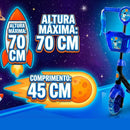 tividade ao ar livre para crianças: menina de jaqueta jeans andando de patinete