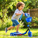 Detalhe de patinete infantil com luzes coloridas brilhando nas rodas enquanto a menina brinca