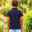 Look esporte fino infantil: camisa polo vermelha de manga curta em algodão confortável