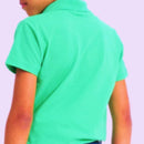 Detalhe da qualidade do tecido e costura de camisa polo verde 