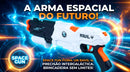 Brinquedo blaster de ação Ravil-Y seguro para crianças." 6. "Pistola lançadora de brinquedo espacial ergonômica nas mãos de uma criança.