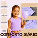 Peça de vestuário infantil rosa com pedrinhas brilhantes e bainha frufru.